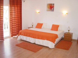 4 bedrooms, iron/ironing board, travel cot, free WiFi - House with 4 bedrooms, terrace overlooking the pool. (Vimieiro)