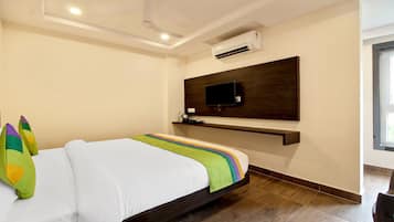 Deluxe Room | 1 bedroom, desk, iron/ironing board, free WiFi