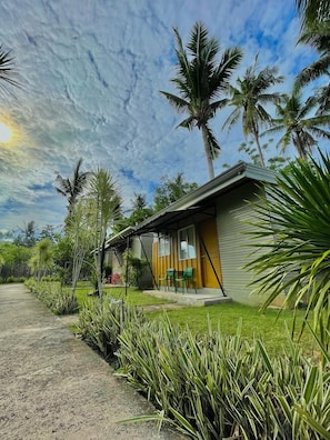 Garden view - 13 Ways Room Rental (Panglao)