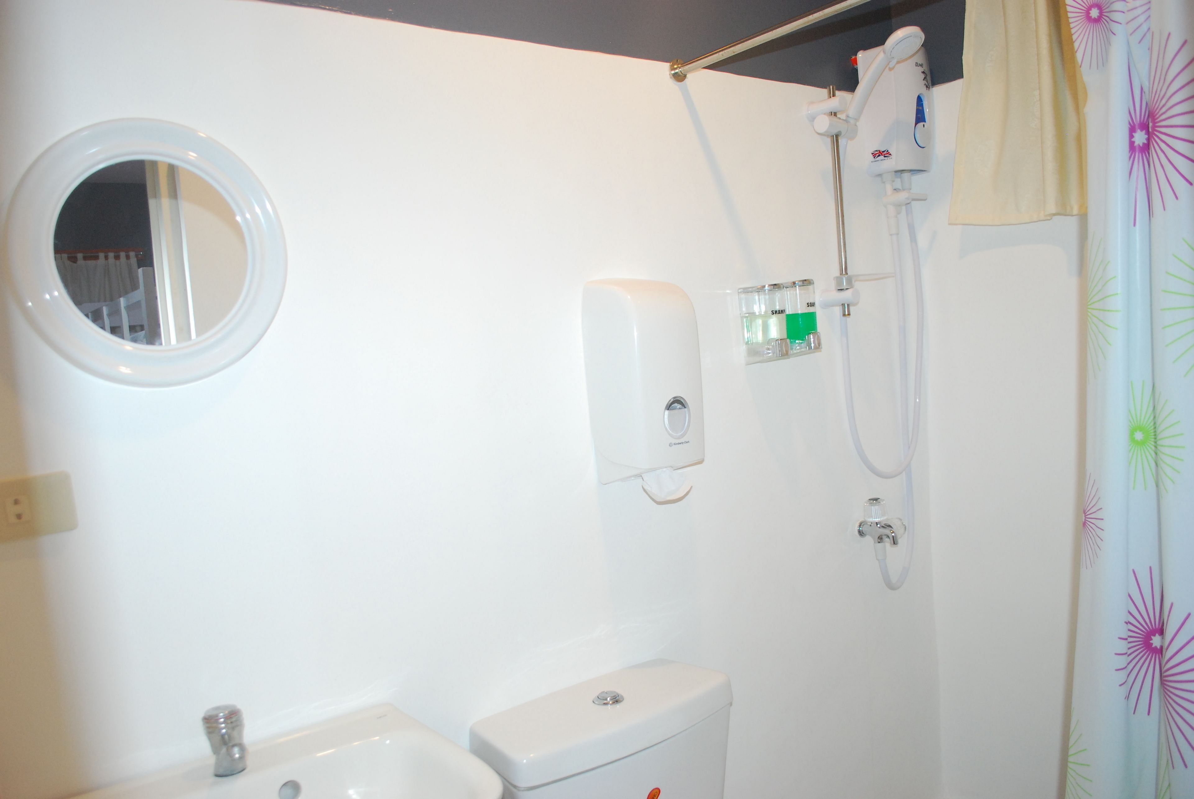 Ein Badezimmer mit Toilette, Waschbecken und Dusche.