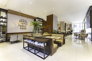 Serveert ontbijt, lunch, diner, internationale gerechten