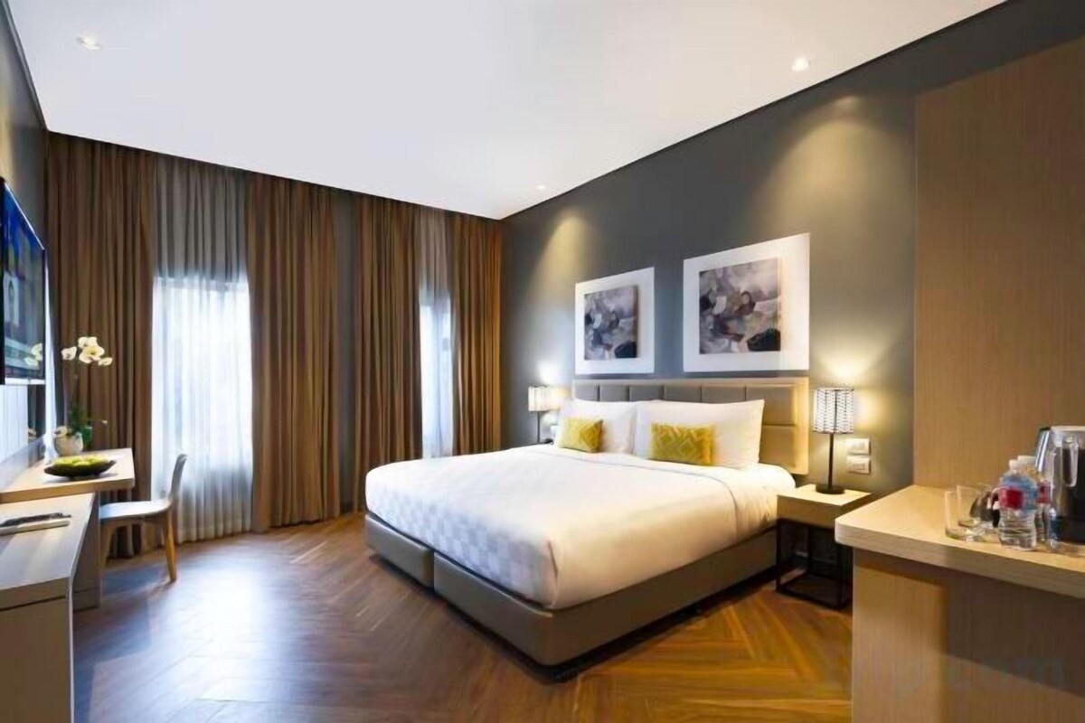 Premium bedding, in-room safe, desk, laptop workspace
