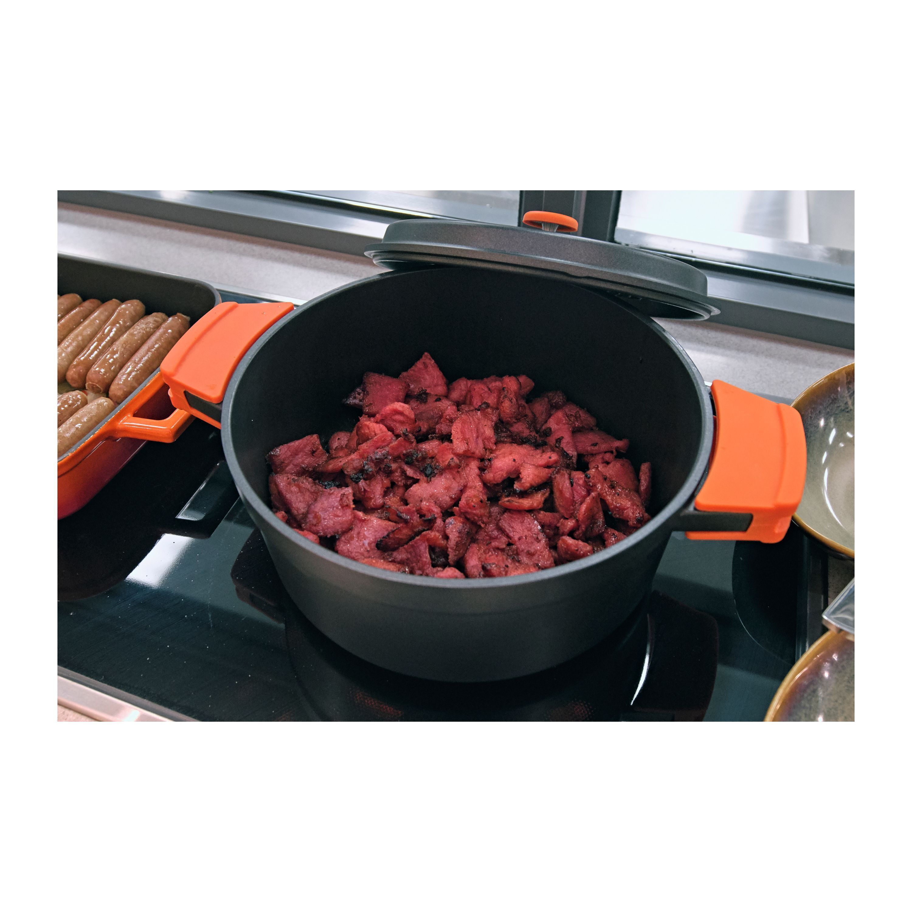 Un guiso de carne hirviendo en una estufa.
