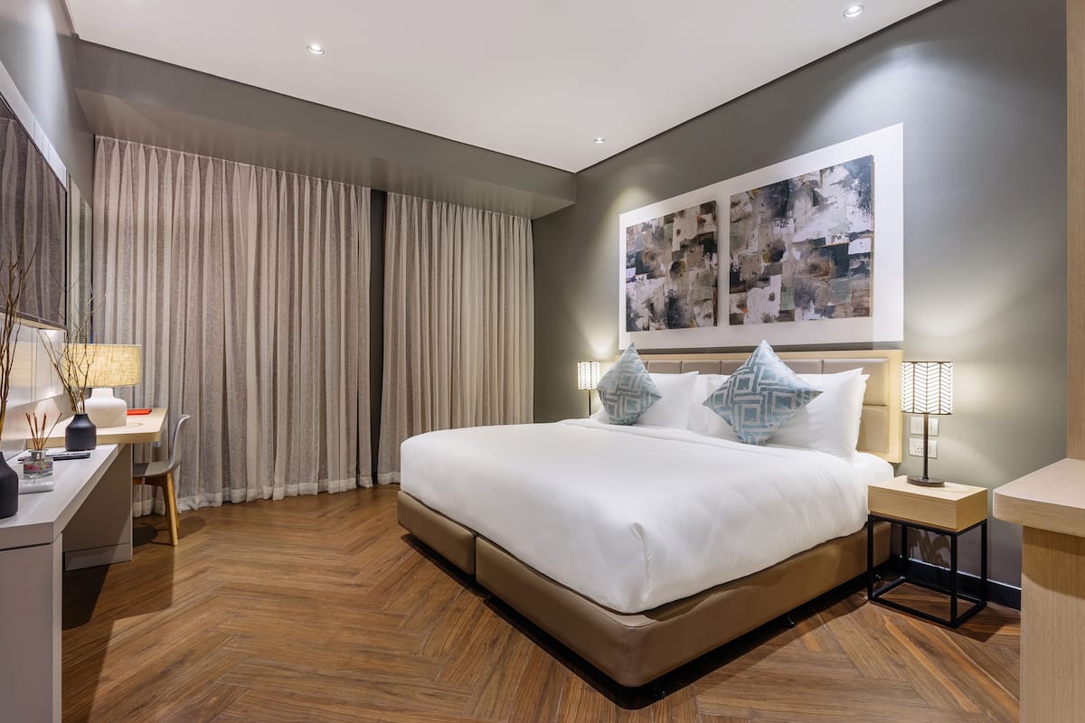Deluxe King Room | 1 bedroom, premium bedding, in-room safe, desk
