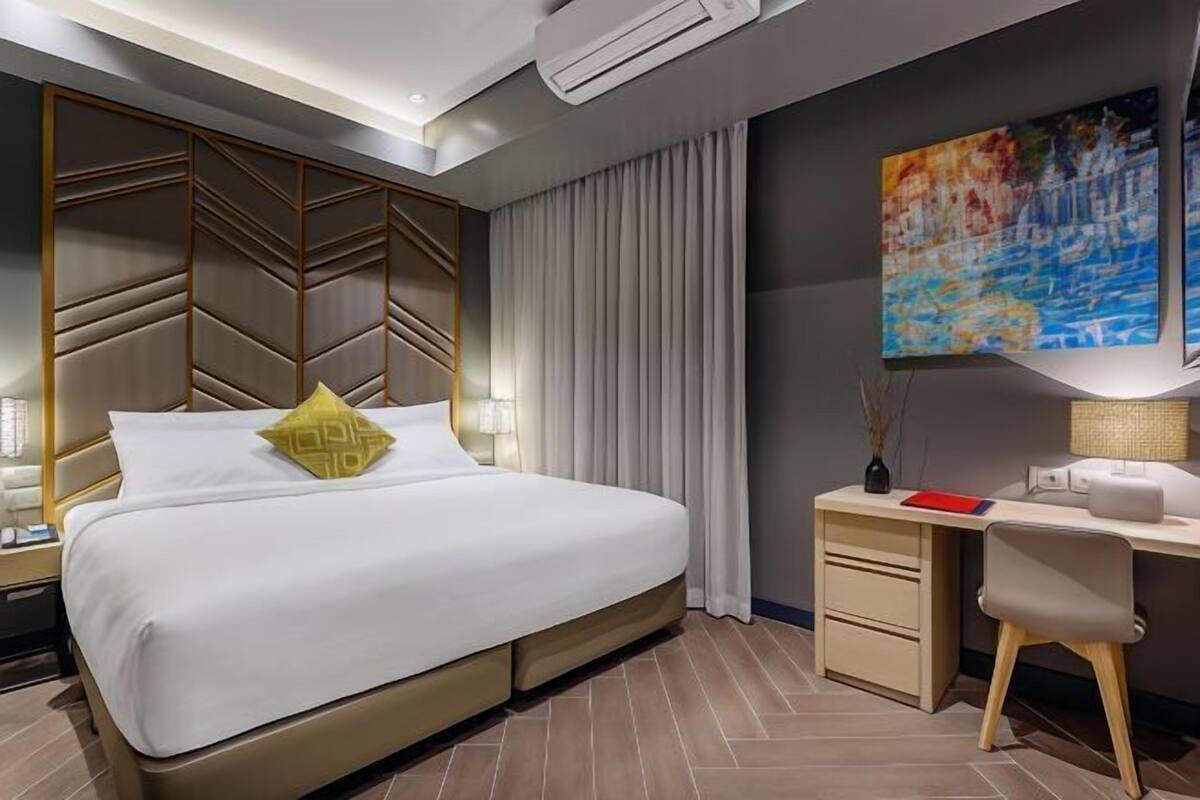 Premium bedding, in-room safe, desk, laptop workspace