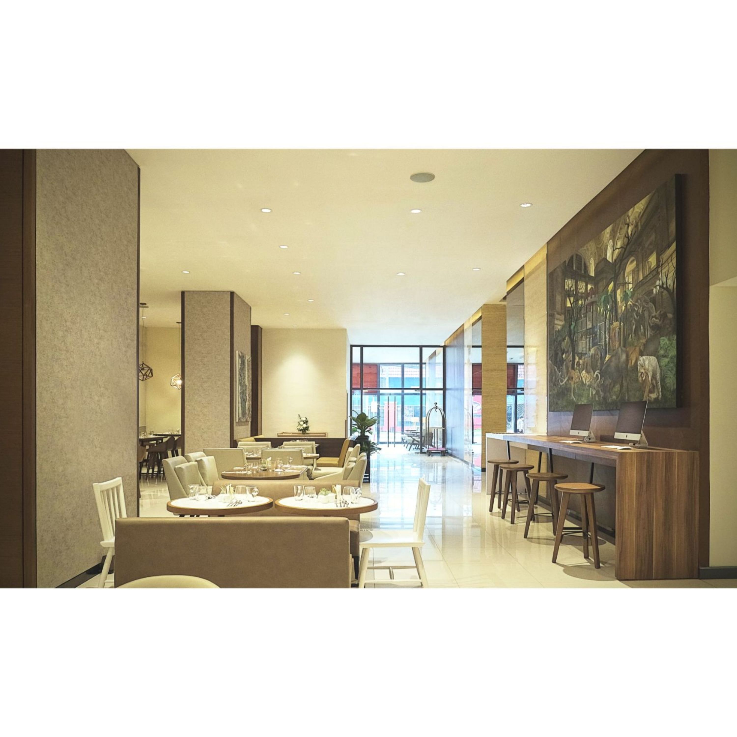 breakfast, lunch, dinner served; international cuisine