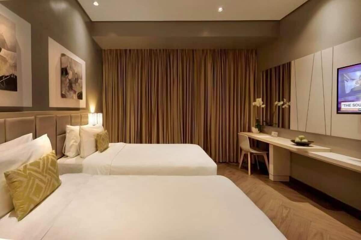 高級寢具、房內夾萬、書桌、手提電腦工作空間