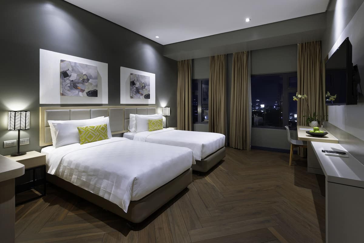 Deluxe Room, 2 Twin Beds | 1 bedroom, premium bedding, in-room safe, desk