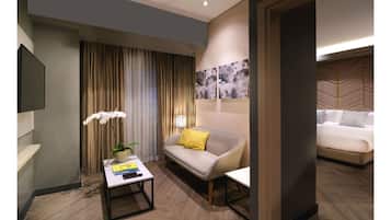 Habitación (Junior Suite) | Área de sala de estar | Televisión de pantalla plana
