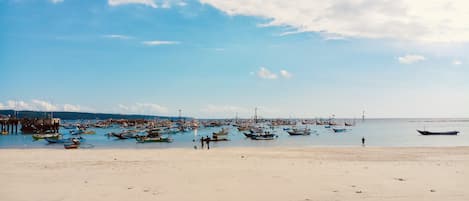 Pantai di sekitar