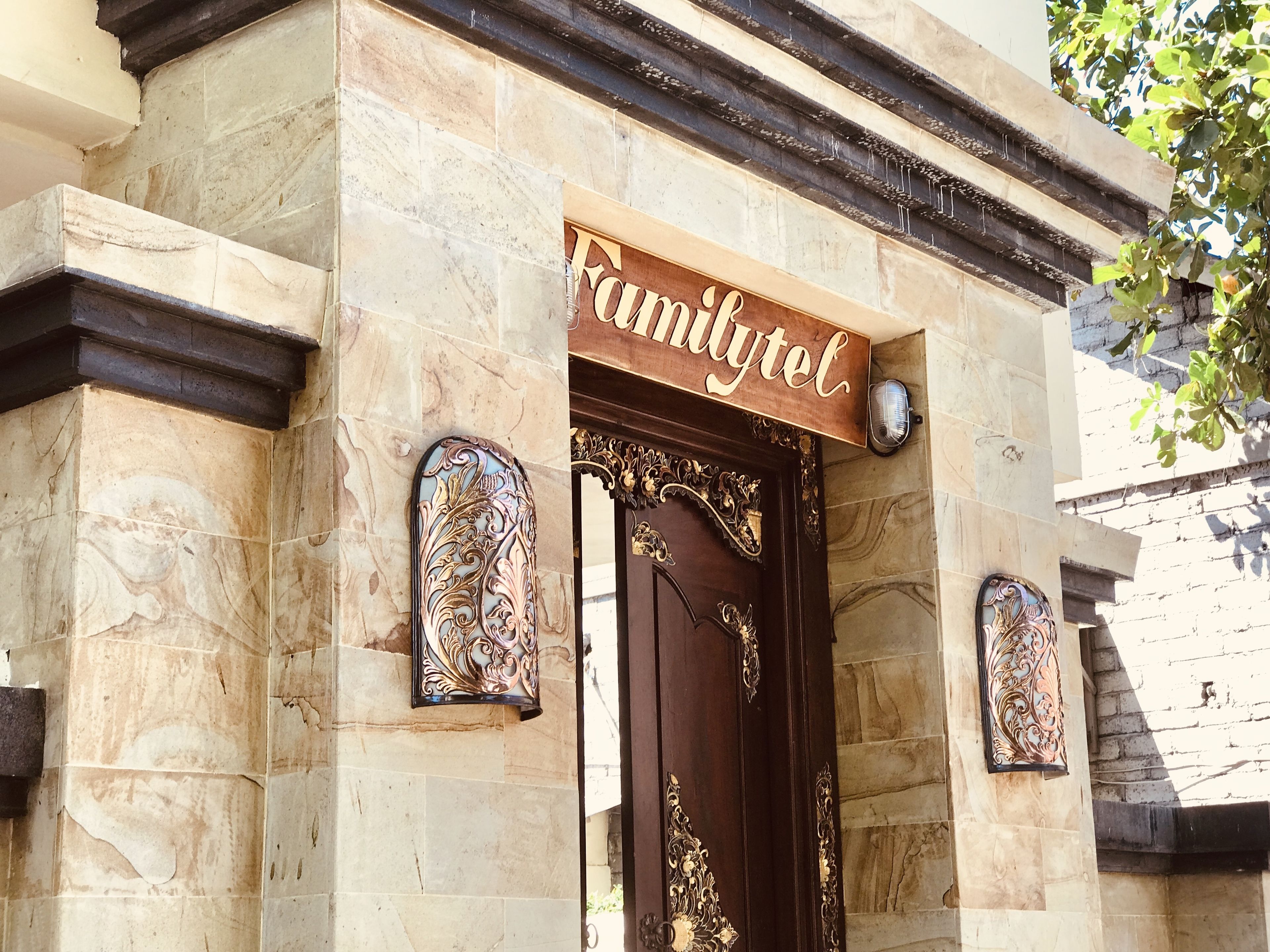 Entrada de un edificio con un cartel que dice "Familyytel".