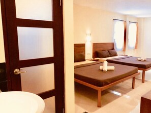 Desk, free WiFi, bed sheets - Familytel Bali (Kedonganan)
