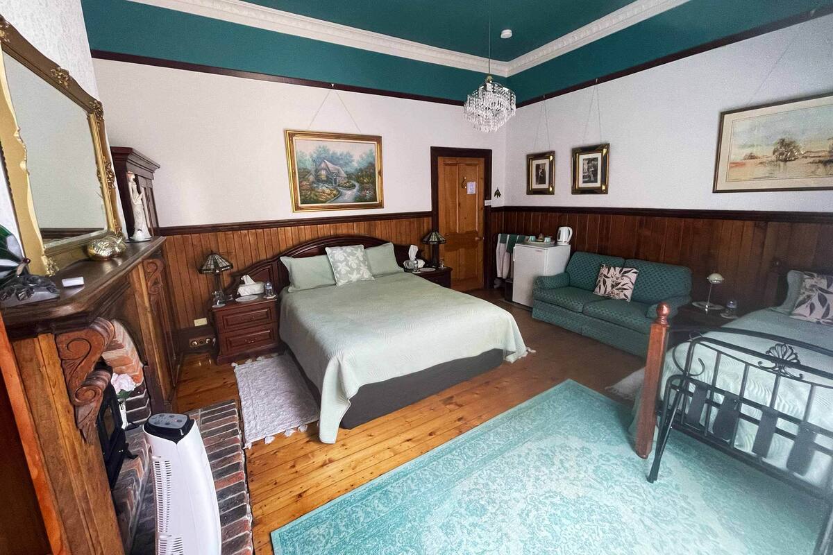 高级双人房, 1 张大床, 公共浴室 (Waratah Room) | 遮光窗帘、熨斗/熨板、免费 WiFi、特色装修