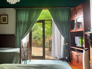 Waratah Room, Superior Queen Room, Shared Bathroom | Individually decorated, individually furnished, blackout drapes - Stony Rise Cottage B&B (Stony Rise)