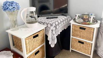 Oak Room, Deluxe Queen Room, Shared Bathroom | Individually decorated, individually furnished, blackout curtains