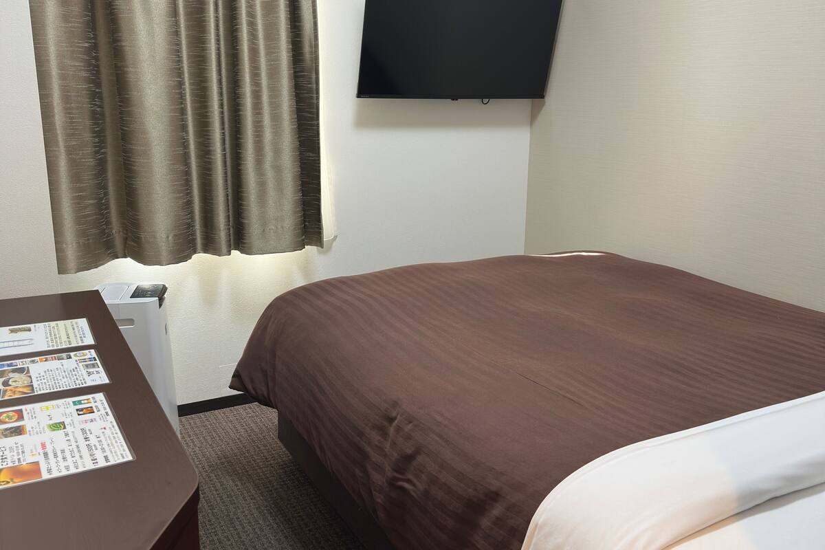 Premium bedding, down duvets, pillow-top beds, blackout curtains