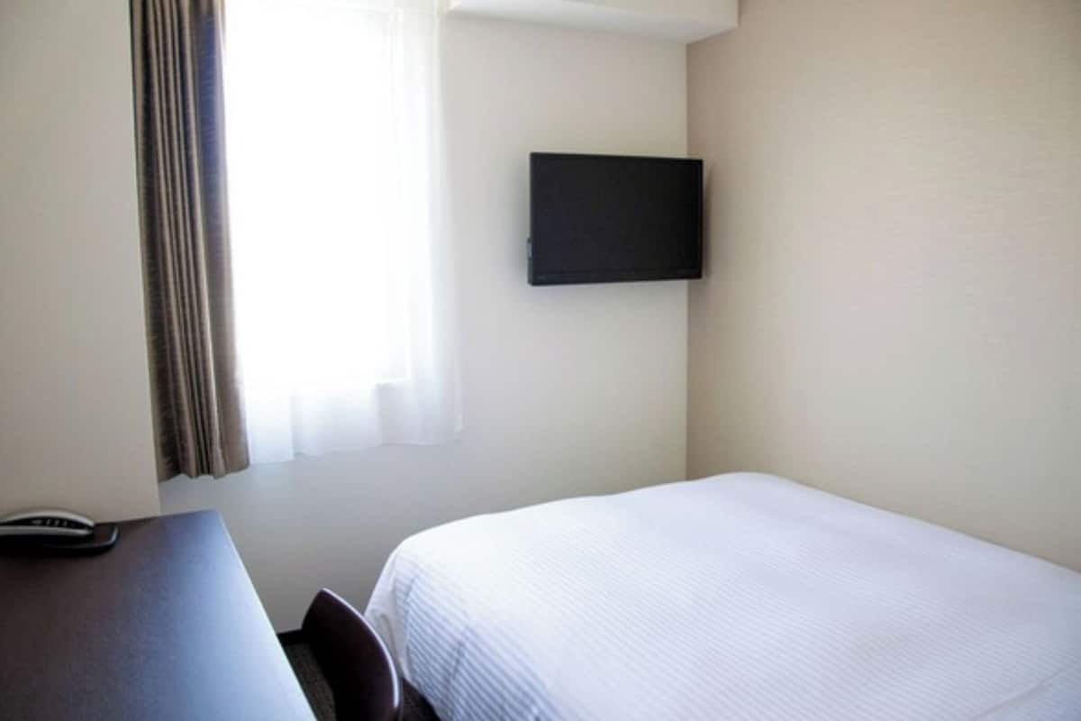 Premium bedding, down duvets, pillow-top beds, blackout curtains