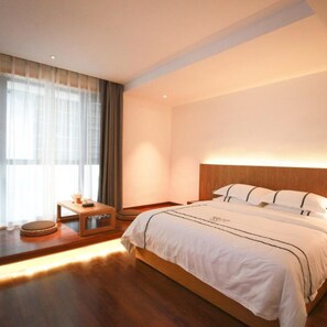 Family Room | Desk, blackout drapes, free WiFi