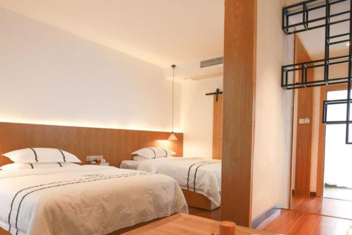 Habitación Deluxe con 2 camas individuales | Escritorio, cortinas blackout y wifi gratis
