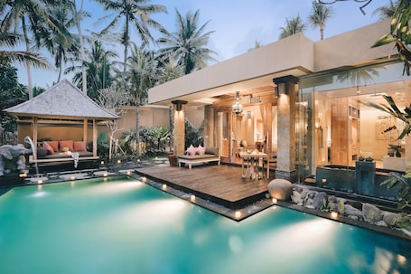 Piscina externa, espreguiçadeiras. Kuwarasan A Pramana Experience