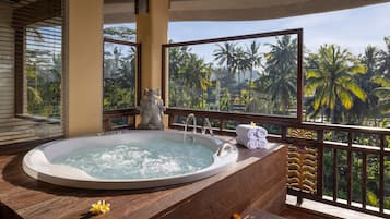 Suite presidencial | Baño | Tina y regadera independientes, tina profunda, batas, pantuflas