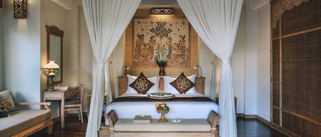 Villa with Pool | 1 bedroom, in-room safe, desk, blackout drapes