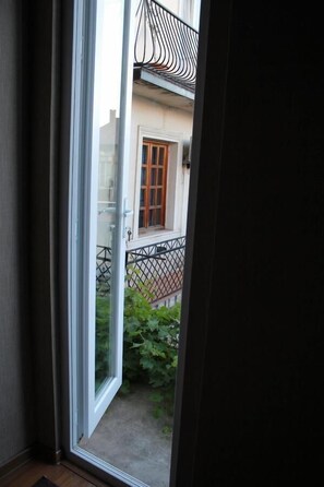 Design Room with balcony | Iron/ironing board, free WiFi - Hotel White Neptun (Tbilisi)