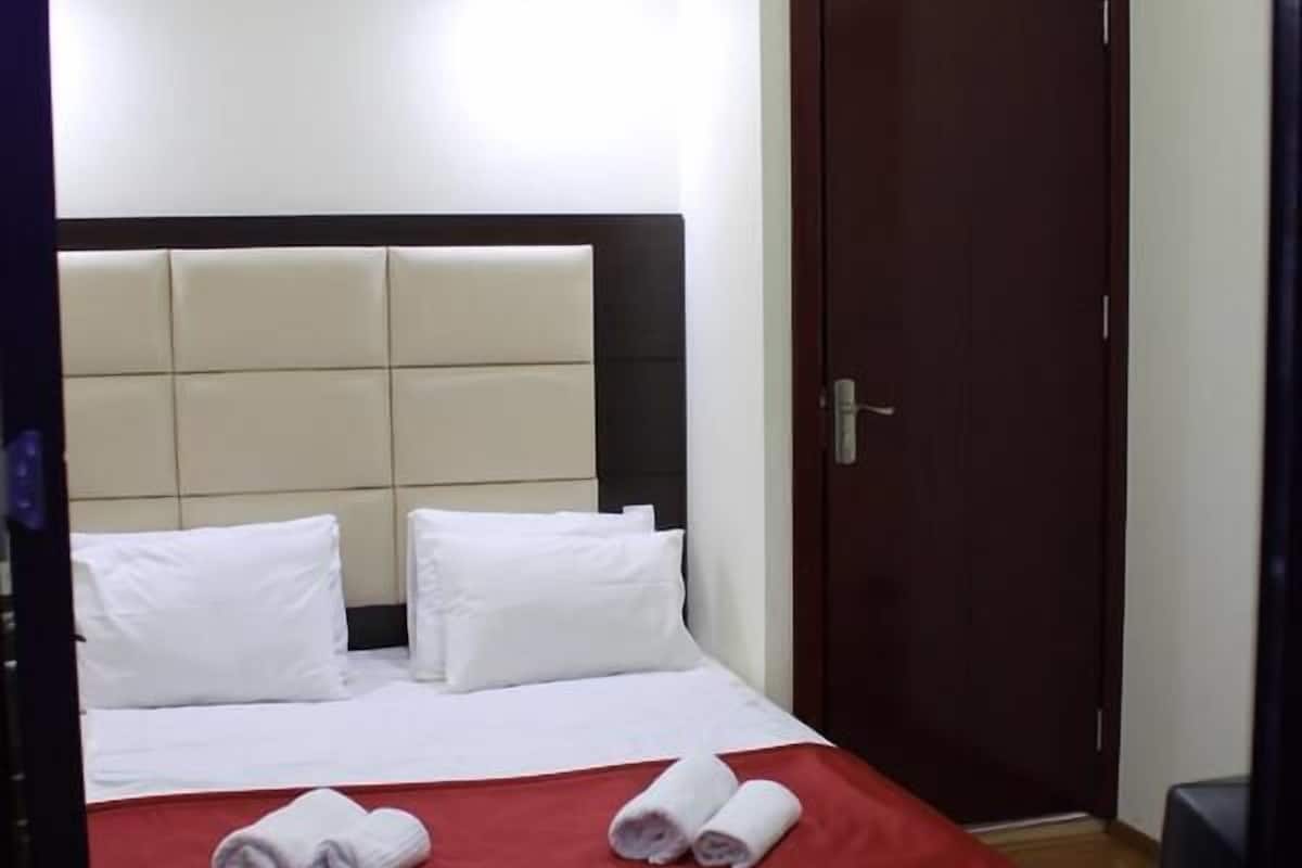 cozy number without window | Tabla de planchar con plancha y wifi gratis