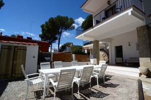 Outdoor dining - VILLA MONTGÓ (L'Escala)