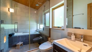 Hus - 3 sovrum | Badrum | Badkar och dusch, gratis toalettartiklar, hårtork och elektronisk bidé