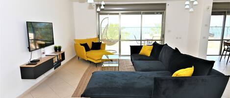 Télévision à écran plat, jeux vidéo, livres