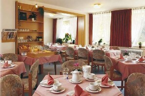 每日供應吃到飽早餐 (每人 EUR5)