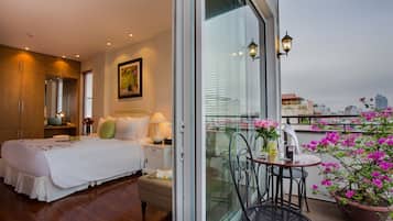 Frigobar, cofres nos quartos, escrivaninha