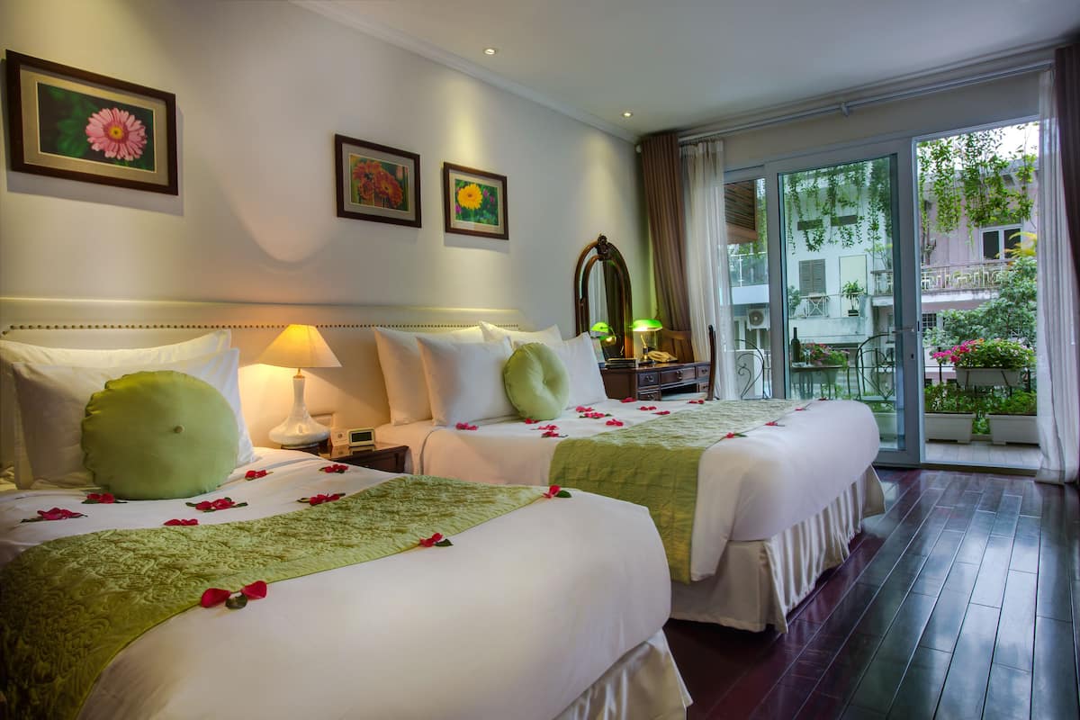 Deluxe Quadruple Room | Minibar, in-room safe, desk, iron/ironing board