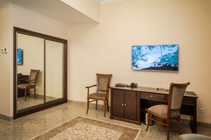 Minibar, in-room safe, desk, blackout drapes - Royal Plus (Almaty)