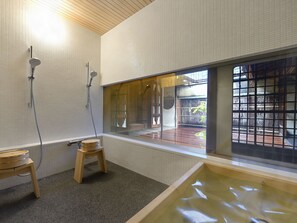 Traditional-Villa (Private) | Badezimmer | Badewanne und Dusche (separat), Komfortbadewanne, Regendusche