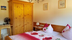 Desk, free WiFi - Alte Bauernstube (Lenningen)