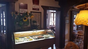 Café da manhã com buffet grátis todos os dias