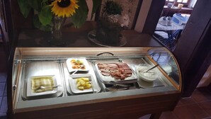 Free daily buffet breakfast  - Alte Bauernstube (Lenningen)