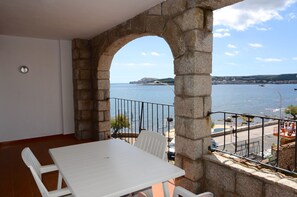 Outdoor dining - APARTAMENT ALBATROS 2 3-1 (L'Escala)