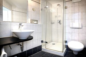 Shower, towels - Hotel & Restaurant Grüner Baum (Krumbach)