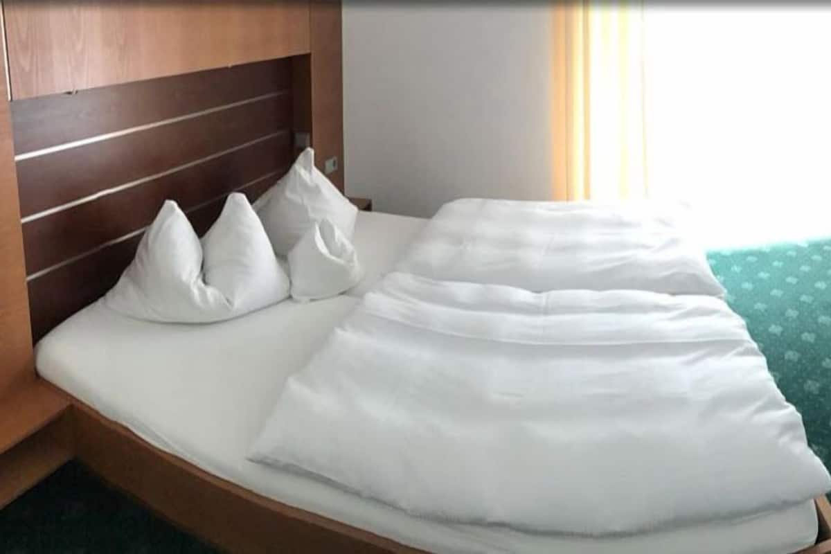 Cribs (surcharge), WiFi (free), bed sheets