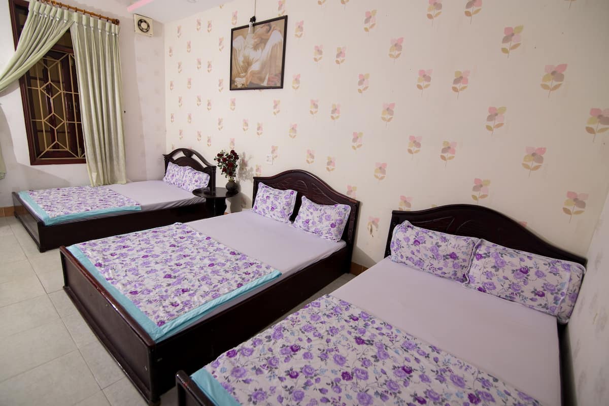 Family Room | In-room safe, desk, soundproofing, free WiFi