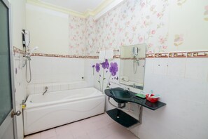 Combined shower/tub, slippers, towels, soap - Hung Dong Hotel (Quy Nhon)