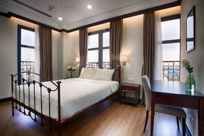 Premium bedding, desk, soundproofing, iron/ironing board - Atelier Thao Dien (Ho Chi Minh City)