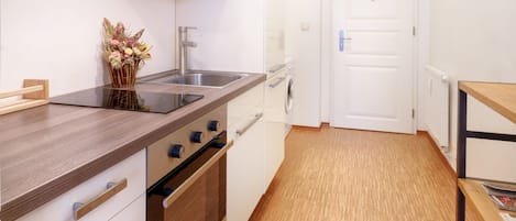 Kylskåp, mikrovågsugn, ugn och spishäll