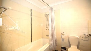 Ensemble douche/baignoire, serviettes fournies