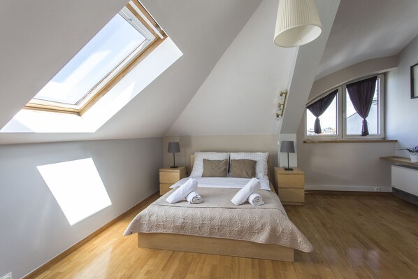 Deluxe Duplex | Soundproofing, iron/ironing board, free WiFi, bed sheets