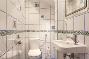 Deluxe Duplex | Bathroom | Hair dryer, towels