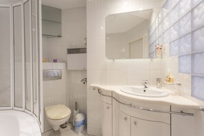 Deluxe Duplex | Bathroom
